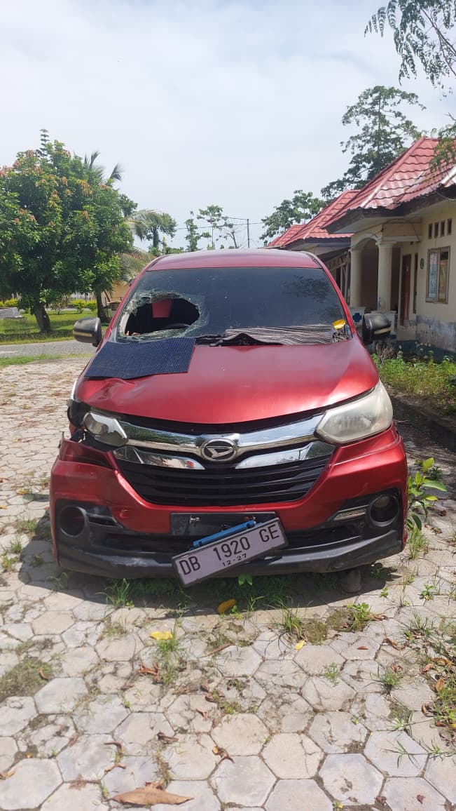 kendaraan roda empat mobil warna merah metalik merek Daihatsu Xenia nomor polisi DB 1920 GE