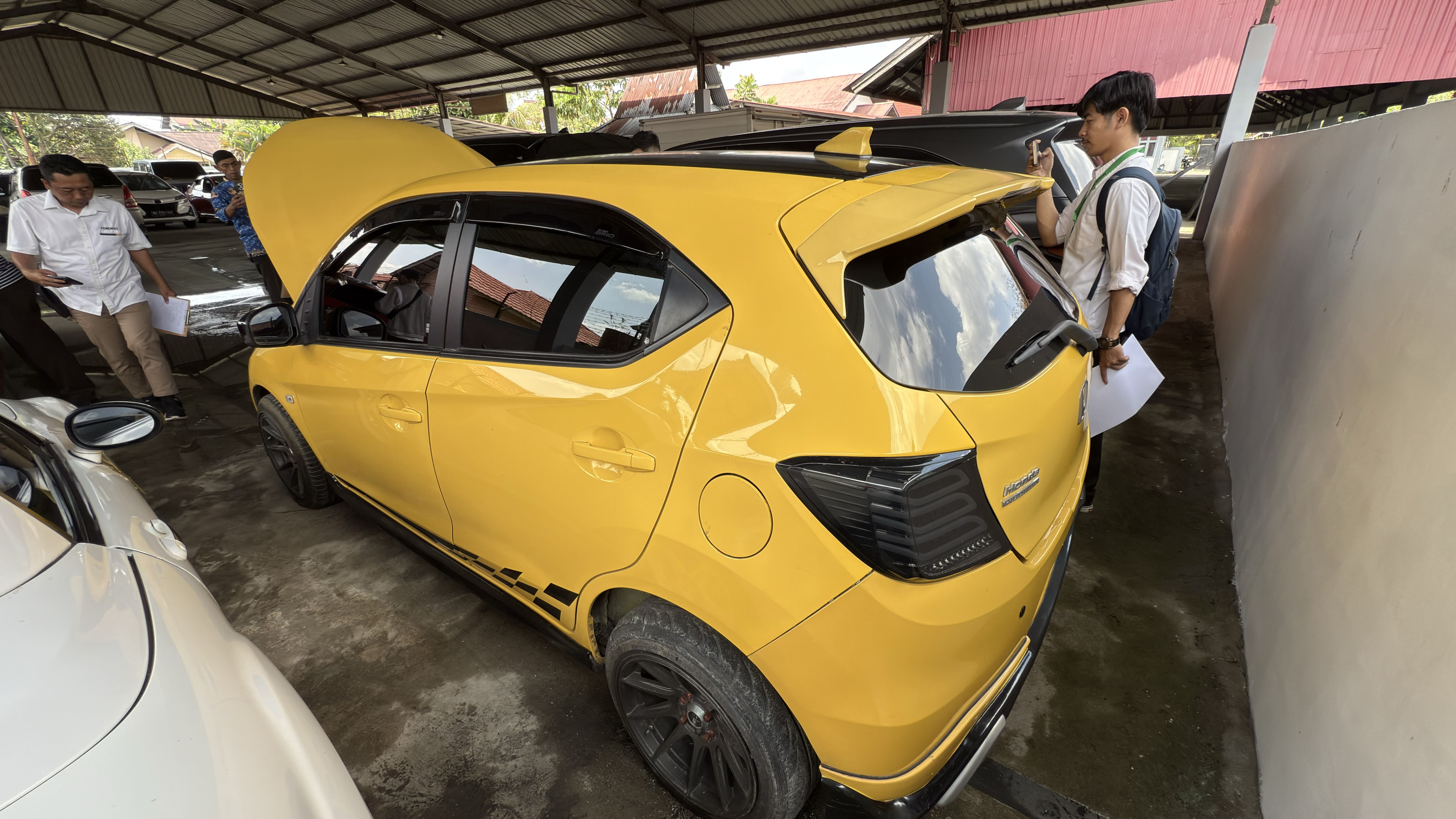 mobil Merek Honda BRIO SATYA Jenis : Mobil Penumpang, Model : Micro/Minibus warna kuning dengan Nomor Mesin : L12B32391758 dan Nomor Rangka : MHRDD1850LJ900504, dengan Nomor Polisi : B 2351 BRD beserta Kunci nya.
- 1 (satu) unit Handphone Iphone 11 warna