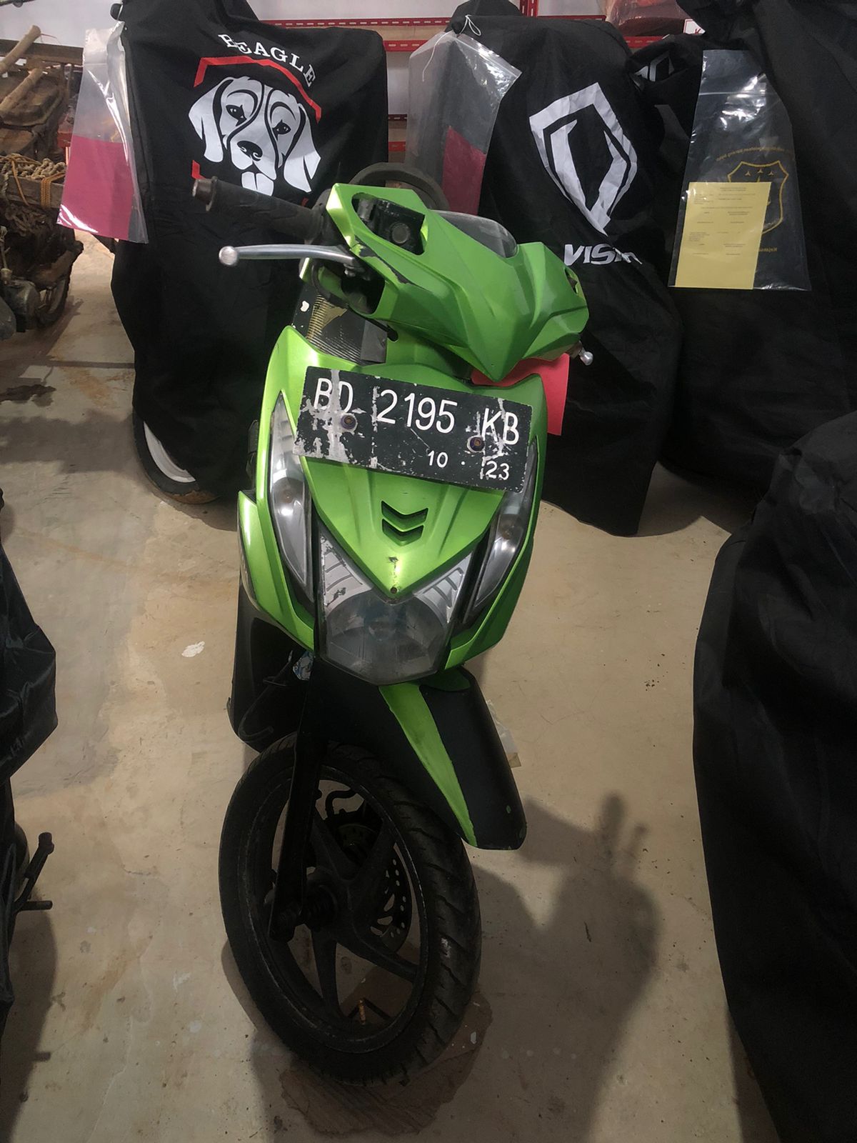 sepeda motor honda beat dengan warna hijau dengan nomor polisi BD 2195 KB