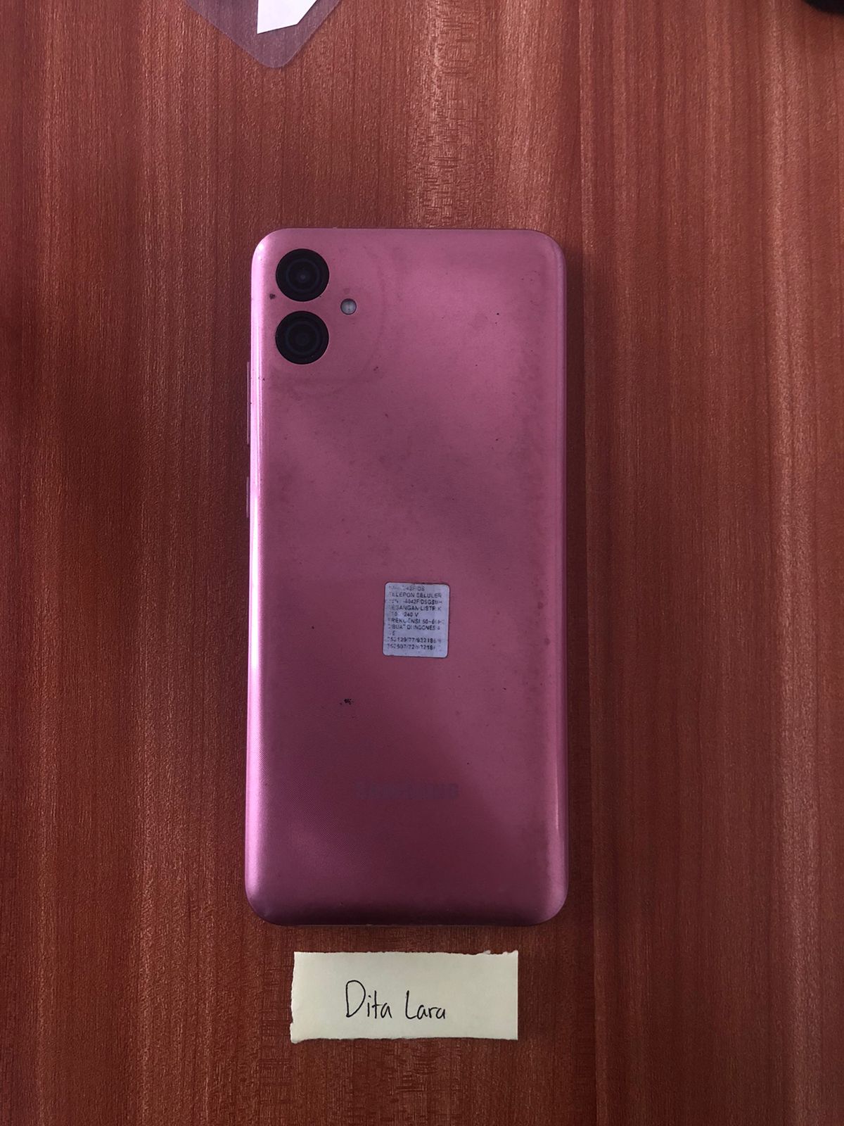 hp samsung galaxy A04e warna pink dengan imei 1 35219779321869. dan imei 2 352507729321867 dengan simcard telkomsel dengan nomor 082178556637