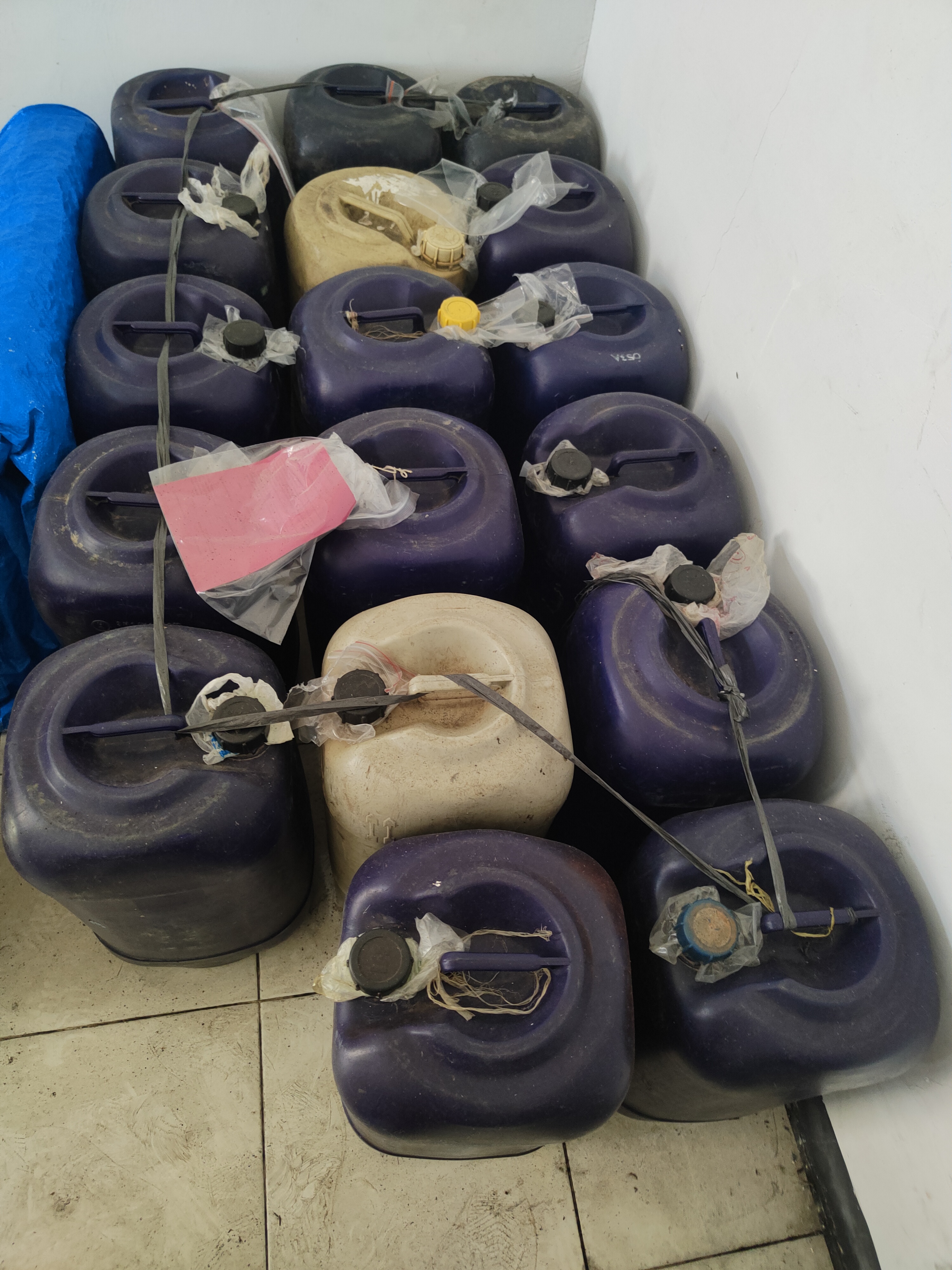 BBM Jenis Pertalite yang disubsidi oleh pemerintah yang dimuat dalam 15 jerigen dengan rincian:
13 jerigen warna biru kapasitas 35 liter masing-masing jerigen berisi 35 liter, 2 jerigen warna putih kapasitas 35 liter masing-masing jerigen berisi 35 liter