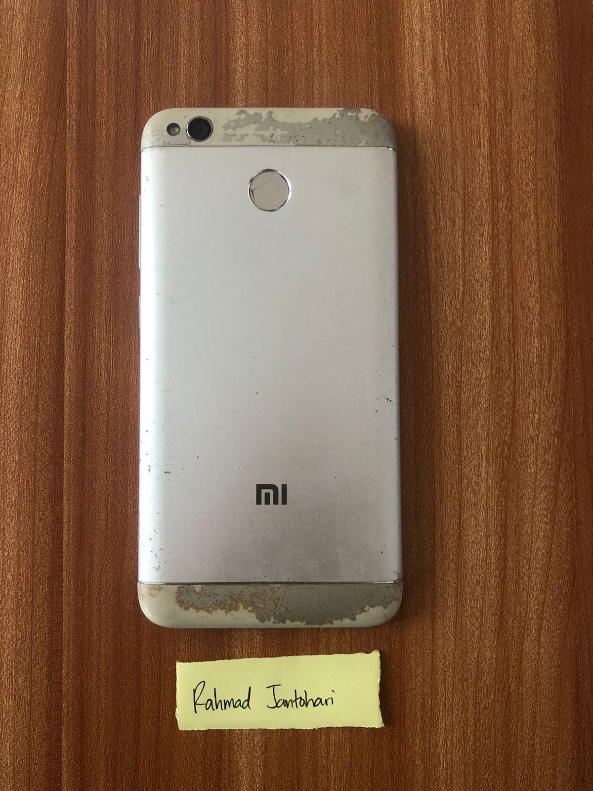 1 (satu) unit Hand Phone. Mrek Redmi 4X. Warna Silver. dengan Imei 1 868229032095032 dan Imei 2 868229032095040 dengan Sim Crad Telkomsel dengan Nomor 082190156142