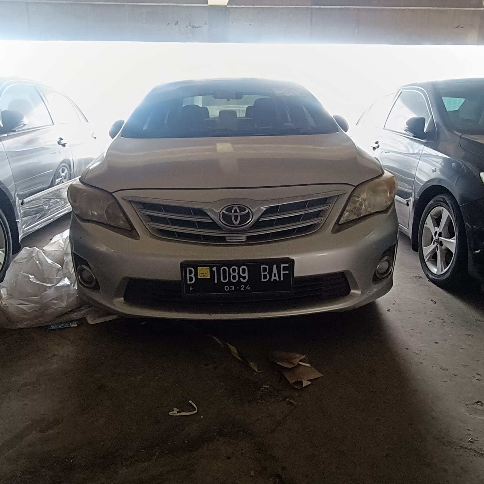 Toyota Corolla Altis warna sylver Nopol B 1089 BAF berikut Surat Tanda Nomor Kendaraan (STNK) dan kunci kontak atas nama PT. Quartee Technologies
