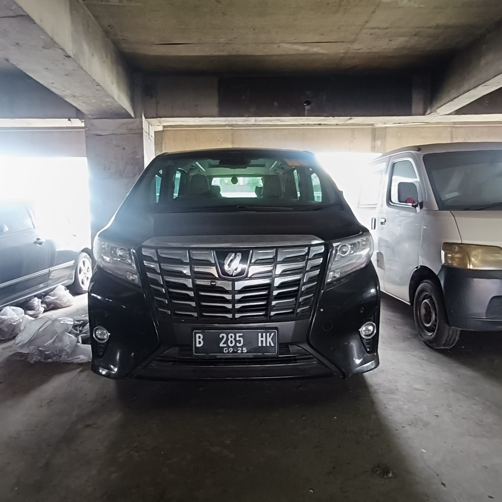 Mobil Toyota Alphard warna hitam Nopol B 285 HK