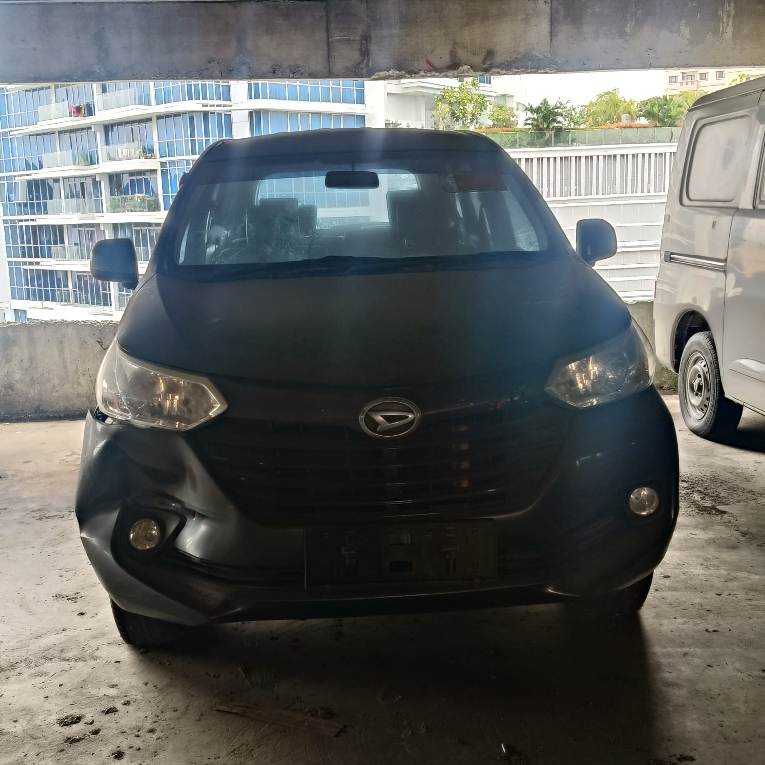 Mobil Daihatsu Xenia warna Abu-Abu Metalic Nopol B 2440 BZP Berikut STNK