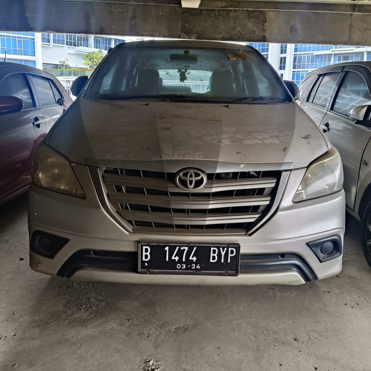Mobil Toyota Innova warna silver Nopol B 1474 BYP