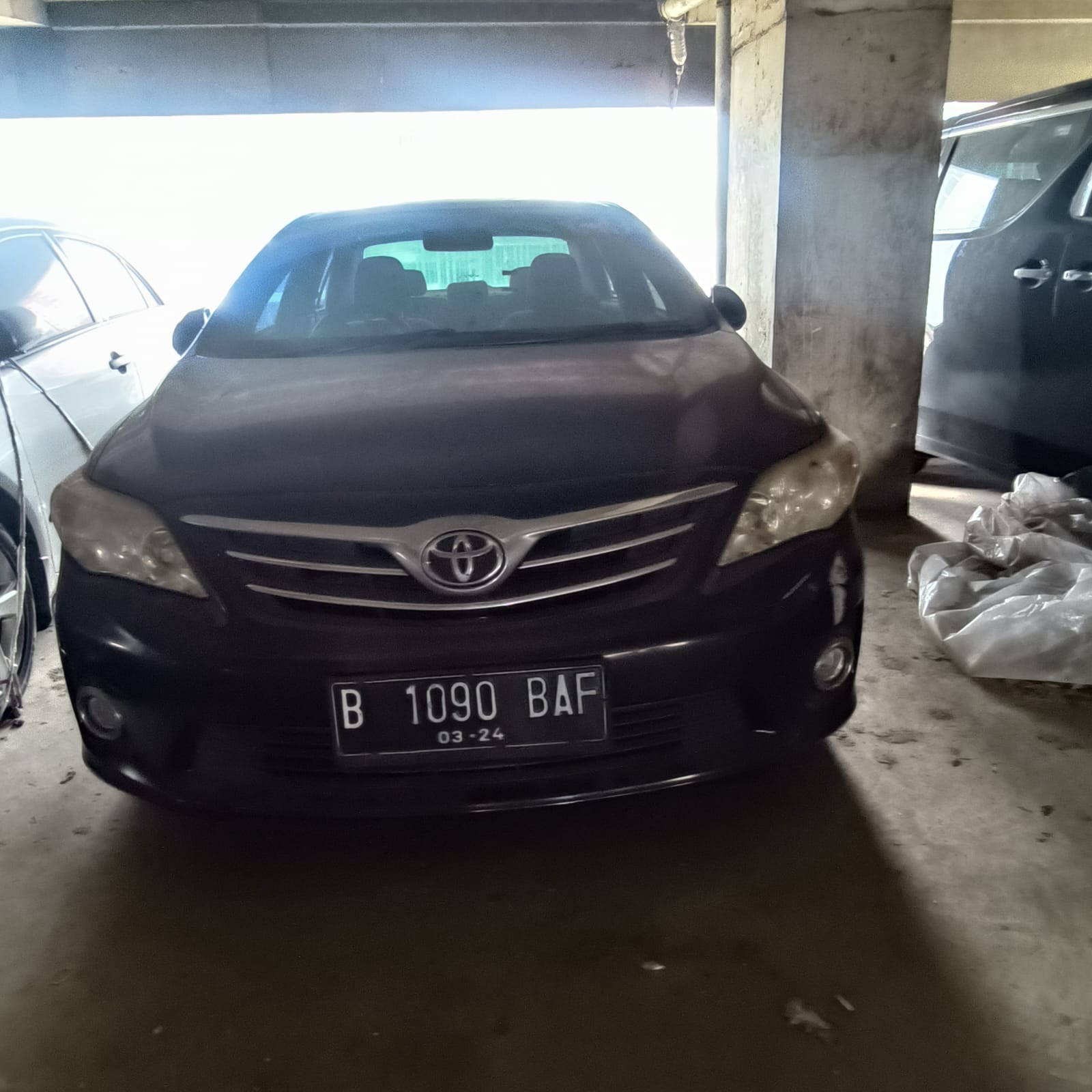 Mobil Toyota Corolla Altis warna hitam Nopol B 1090 BAF berikut STNK