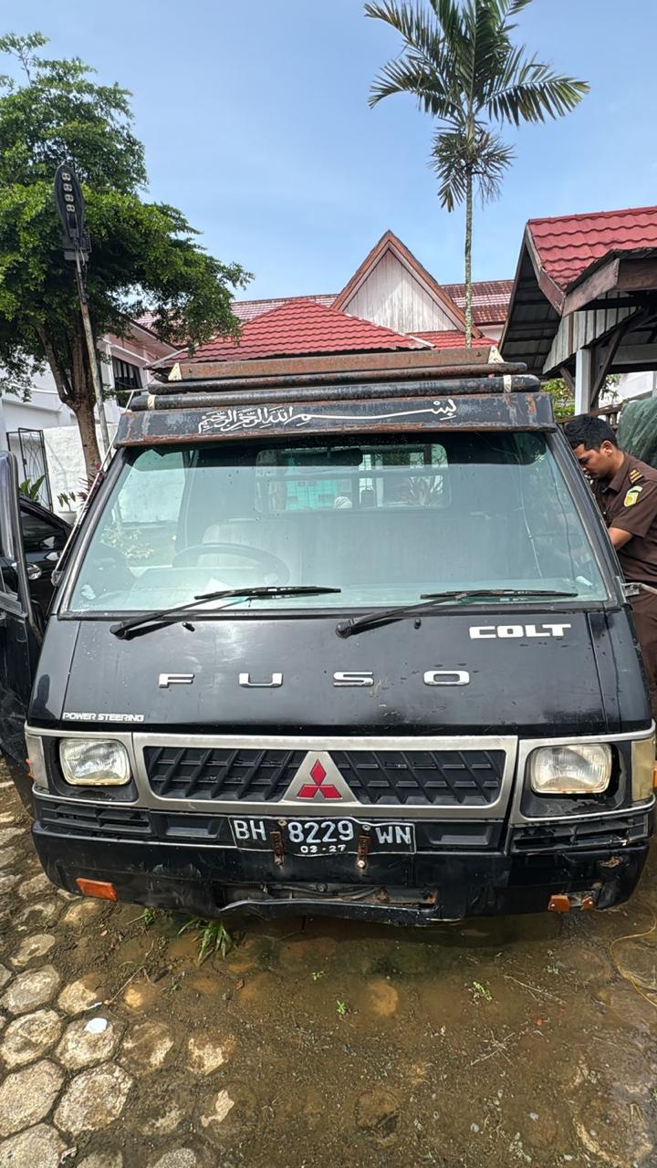 kendaraan merek Mitsubishi L300 wama hitam dengan nomor kendaran BH 8229 WN dengna nomor rangka MK2L0PU39NJ004179 dan nomor mesin 4D56C-Y13540