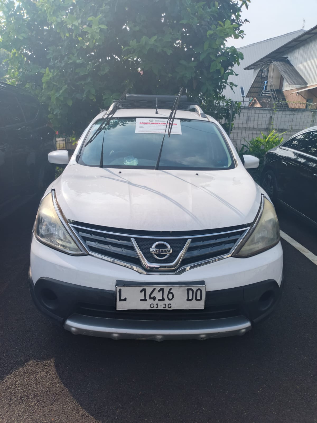 Mobil Nissan Livina Warna Putih No.Pol.L-1416-DO Berikut STNK